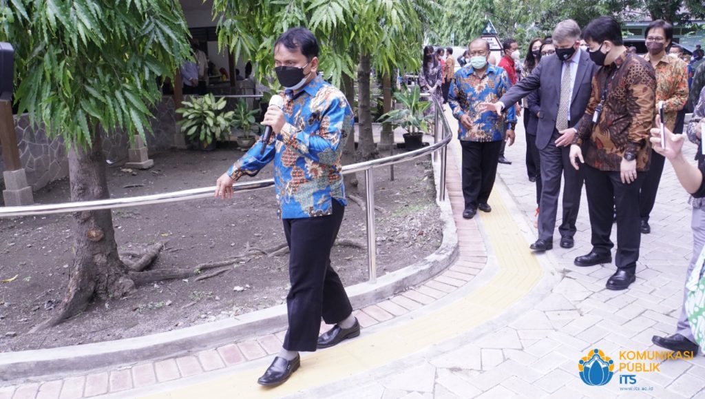 Salah satu guru penyandang disabilitas di SMP dan SMA Luar Biasa untuk Tuna Netra (LB-A) YPAB (depan) menjajal secara langsung jalur evakuasi inklusif yang diresmikan