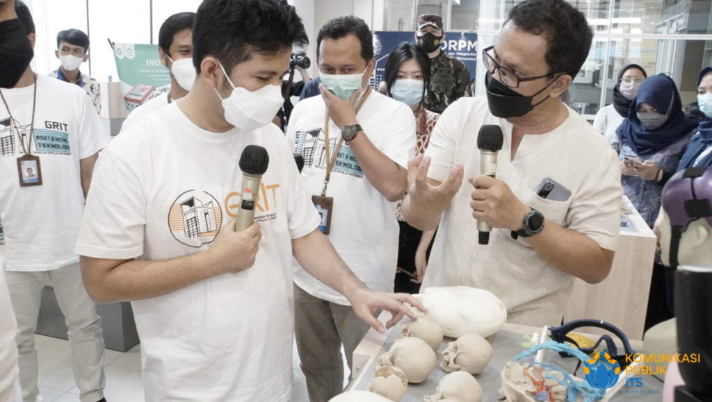 Salah satu peneliti dari Departemen Desain Produk Industri ITS Djoko Kuswanto ST MBiotech (kanan) memaparkan tentang preoperative surgical planning based 3D printing kepada Wagub Jatim Emil Elestianto