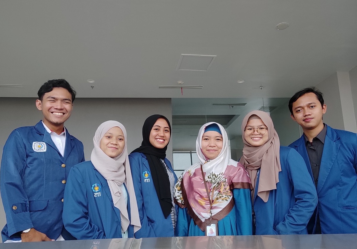 Fiqey Indriati Eka Sari (dua dari kanan) dan tim ITS dalam ajang Pekan Ilmiah Mahasiswa Nasional (Pimnas) ke-34 tahun 2021