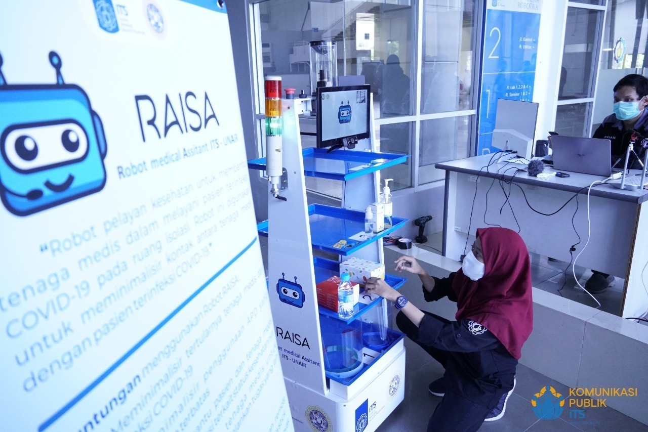 Uji coba robot RAISA yang dilakukan oleh Achmad Zidan Akbar dan Shintya Rezky Rahmayanti, mahasiswa Departemen Teknik Informatika ITS yang tergabung dalam tim