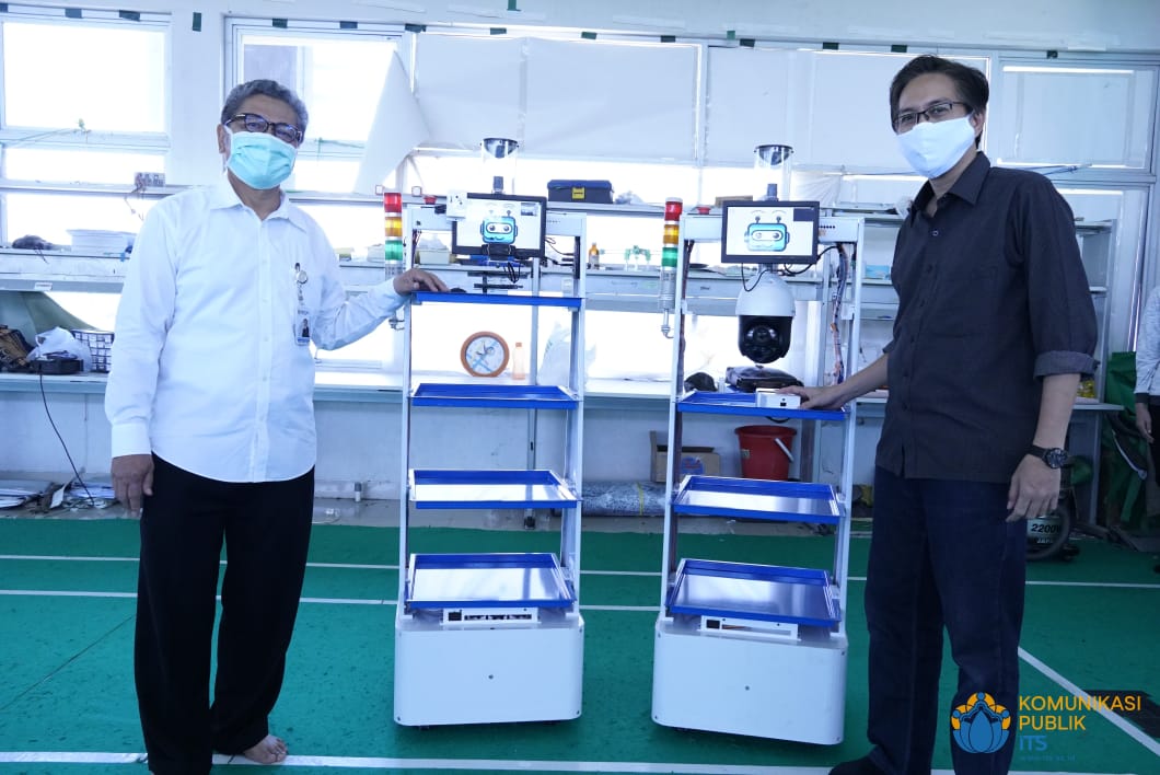 Rektor ITS Prof Dr Ir Mochamad Ashari MEng (kanan) saat meluncurkan RAISA edisi terbaru bersama Direktur Utama RSUA Prof Dr Nasronudin SpPD KPTI-FINASIM