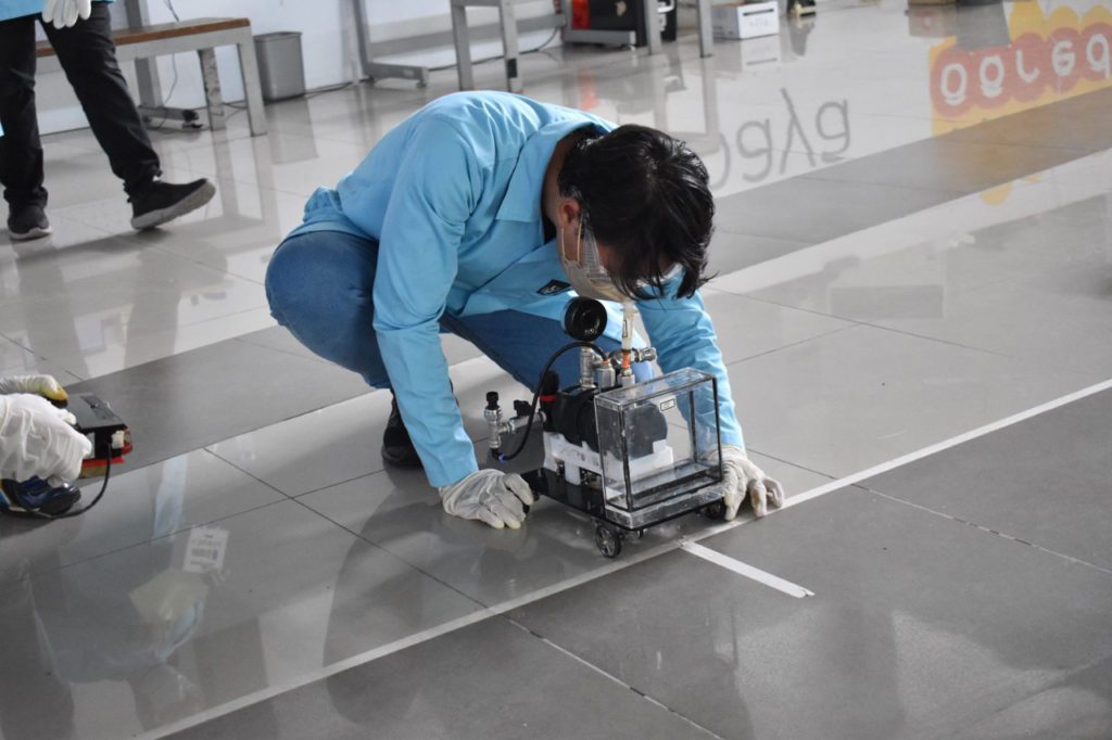 Tim Spektronics ITS saat mengecek tekanan gas oksigen sebagai tenaga pendorong mobil prototipe Chem-E-Car rancangannya sebelum bertanding dalam Process Engineering and Energy Days UI 2022