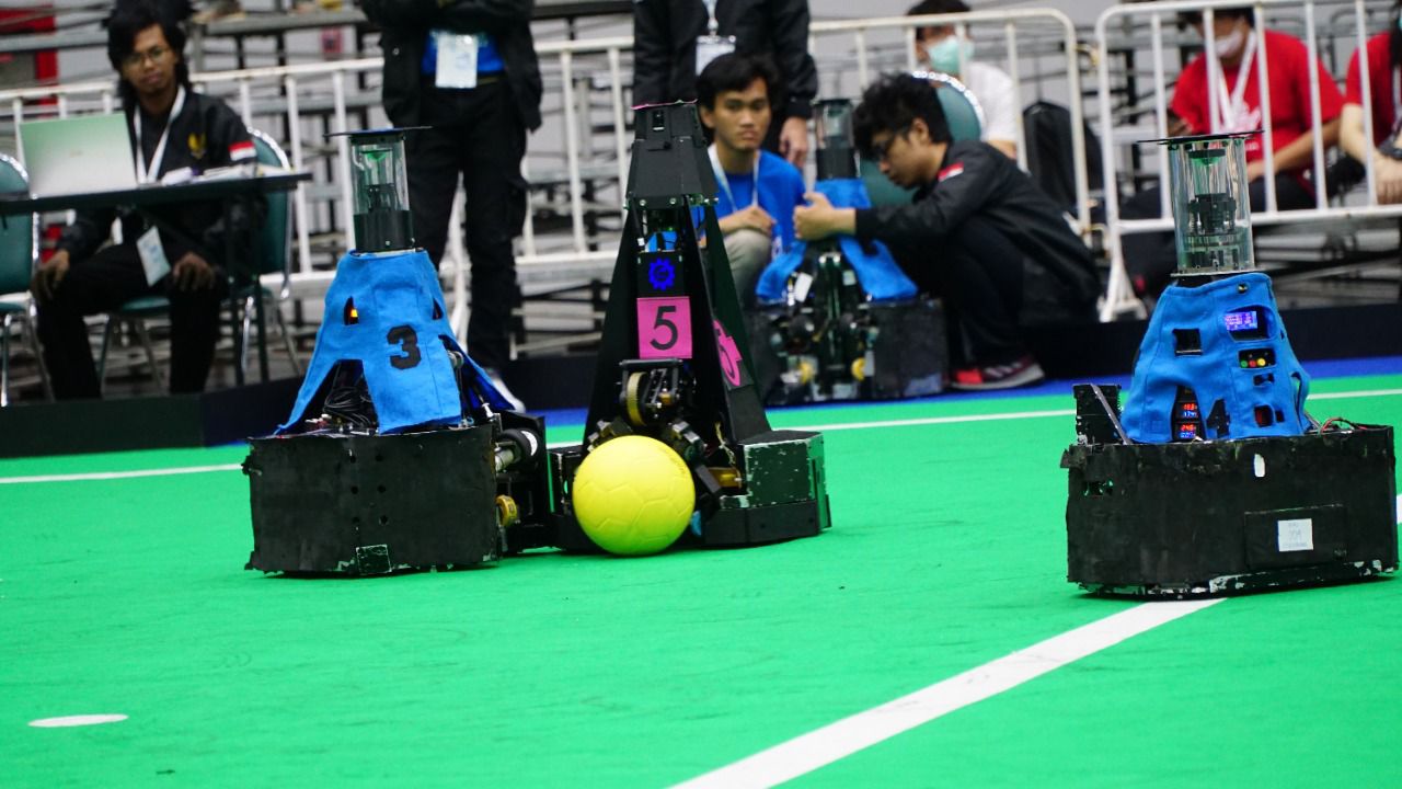 Robot beroda milik tim IRIS ITS saat berjuang dalam kategori Middle Size League pada ajang RoboCup 2022 di Bangkok, Thailand