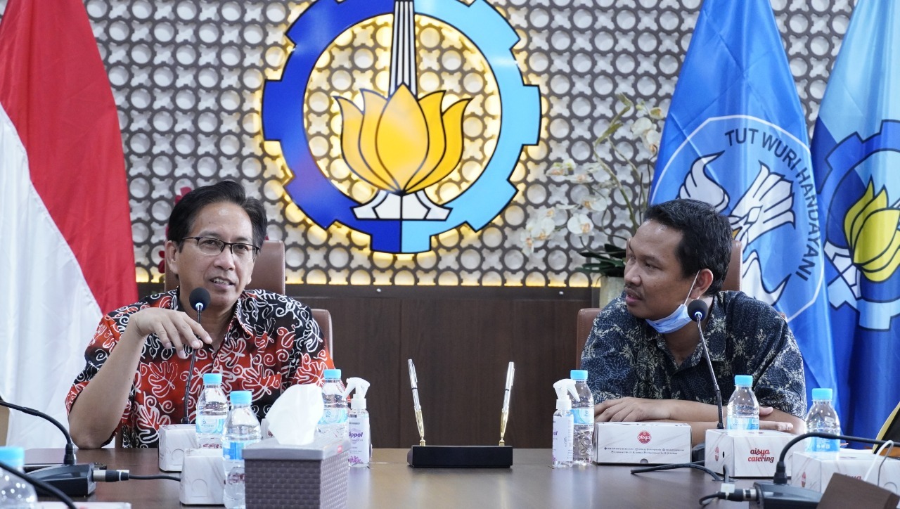 Diskusi oleh Rektor ITS Prof Dr Ir Mochamad Ashari MEng IPU AEng (kiri) dengan Direktur PT Solusi Bisnis Adiguna Eko Satrio sebelum dilakukan penandatanganan MoU di Rektorat ITS