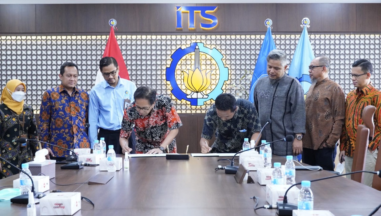 Penandatanganan MoU antara ITS dengan PT Solusi Bisnis Adiguna yang berlangsung di Gedung Rektorat ITS