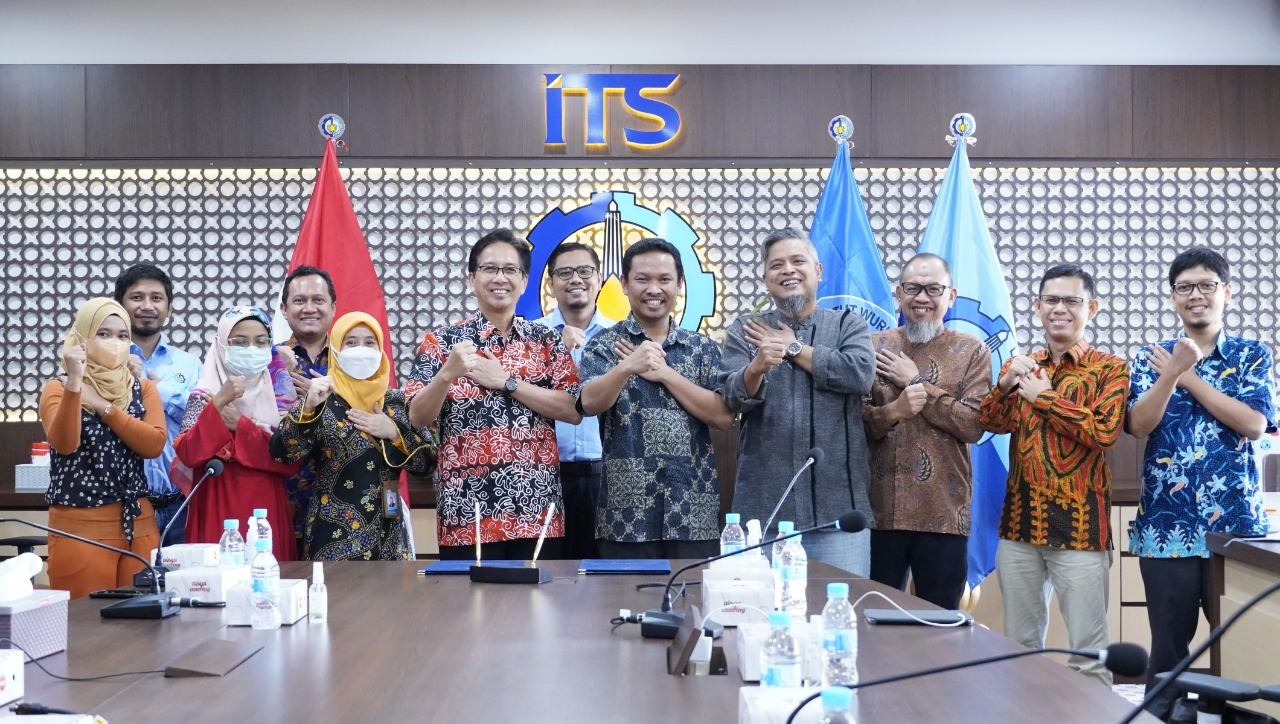 Jajaran pimpinan ITS dan PT Solusi Bisnis Adiguna usai penandatanganan MoU di Gedung Rektorat ITS