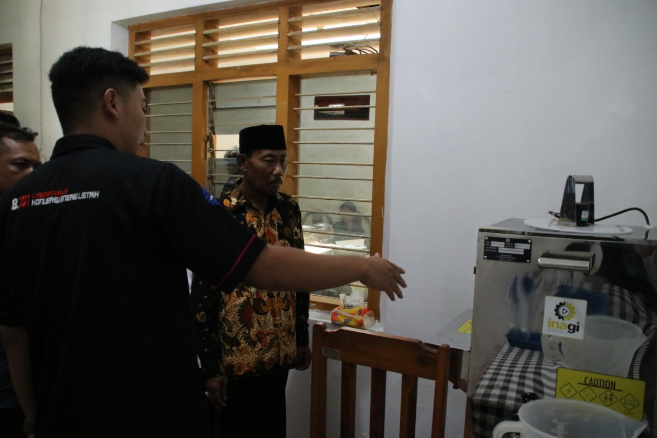 Tim Abmas ITS saat memaparkan tentang Standard Operational Procedure (SOP) penggunaan mesin pasteurisasi inovatif yang diciptakan untuk pengolahan susu