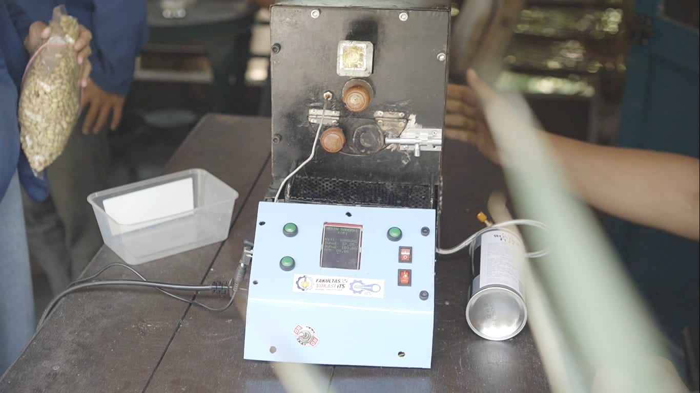 Detail display LCD mesin sangrai biji kopi portabel karya tim KKN Abmas ITS