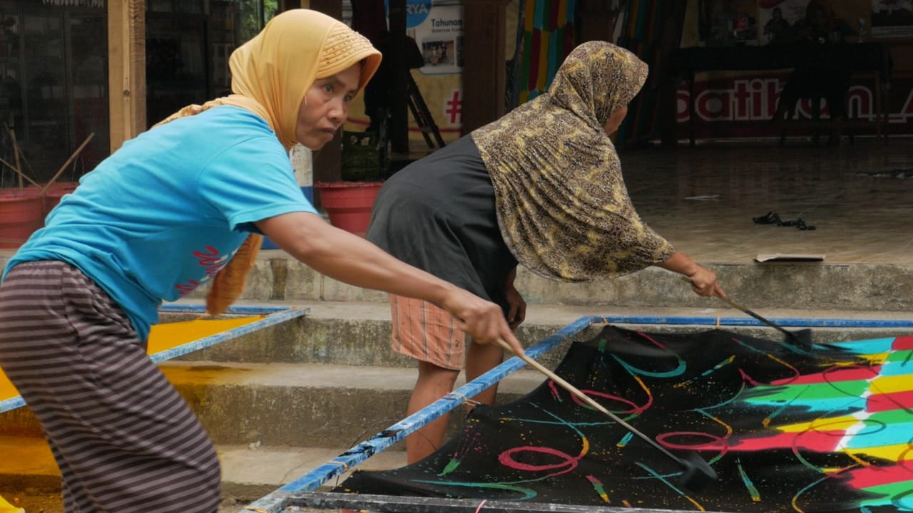Proses produksi batik ciprat oleh tunagrahita Rumah Harapan menjadi lebih mudah berkat pembangunan PLTS
