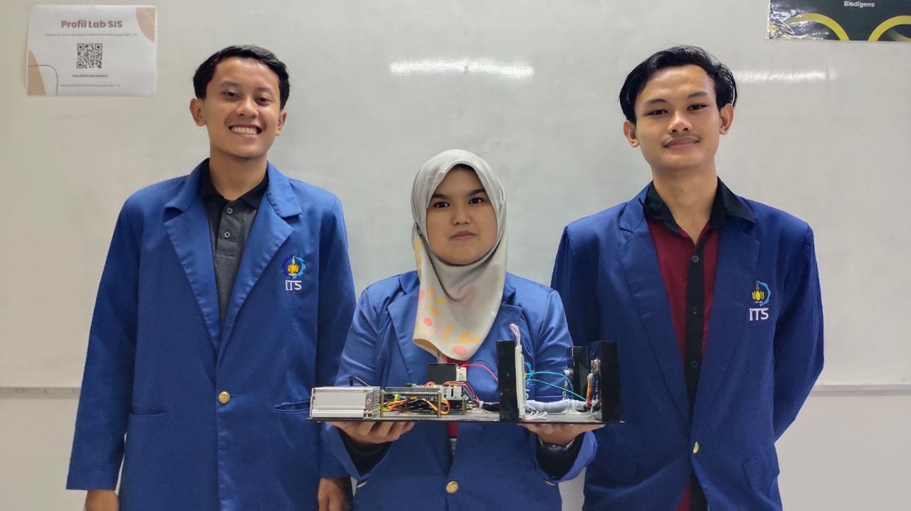 Tim War, salah satu andalan ITS menunjukkan karya inovasinya berupa virtual simulator pengukuran tingkat tekanan bunyi dan intensitas cahaya dengan kendali jarak jauh berbasis web