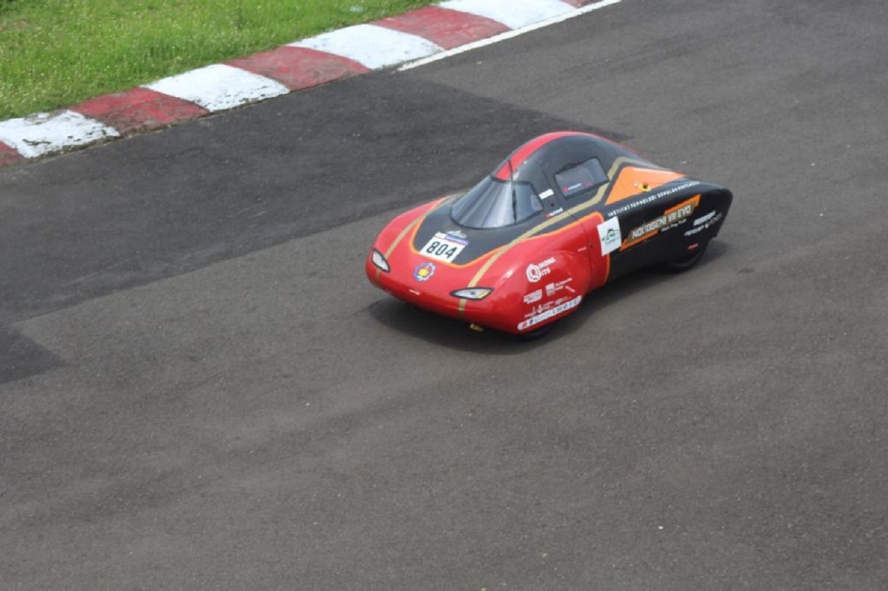 Mobil Nogogeni VII Evo milik Tim Nogogeni ITS melaju kencang di arena Sirkuit Gelora Bung Tomo pada KMHE 2022