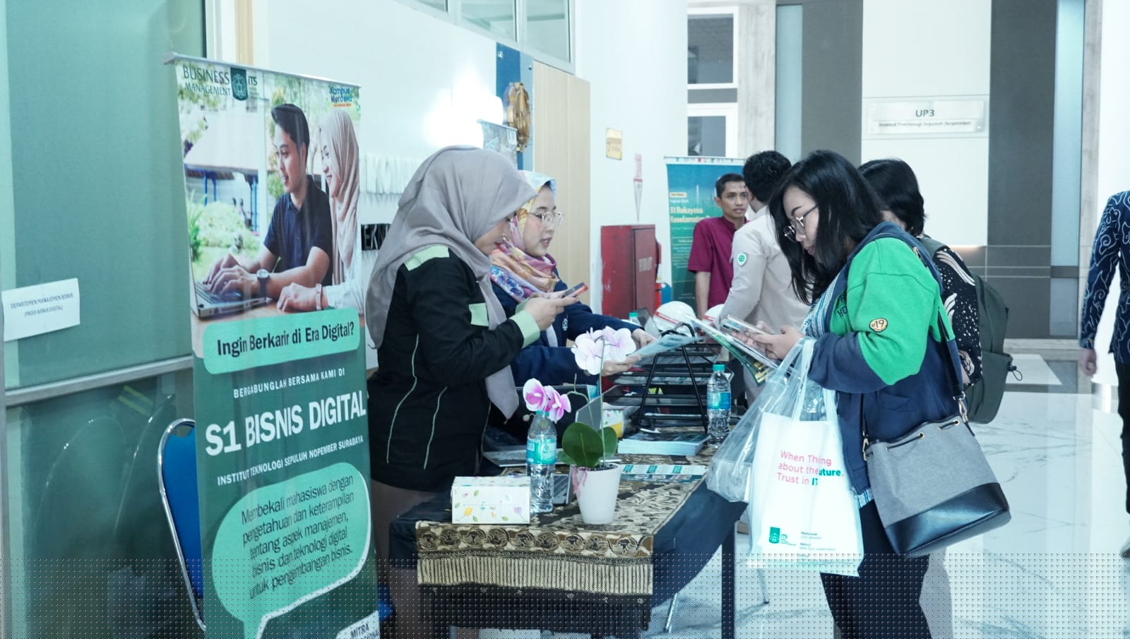 Pameran Beberapa Prodi Baru Ikut Meramaikan Kegiatan Sosialisasi Jalur Seleksi Mandiri Its Di Depan Ruang Sidang Utama Gedung Rektorat Its
