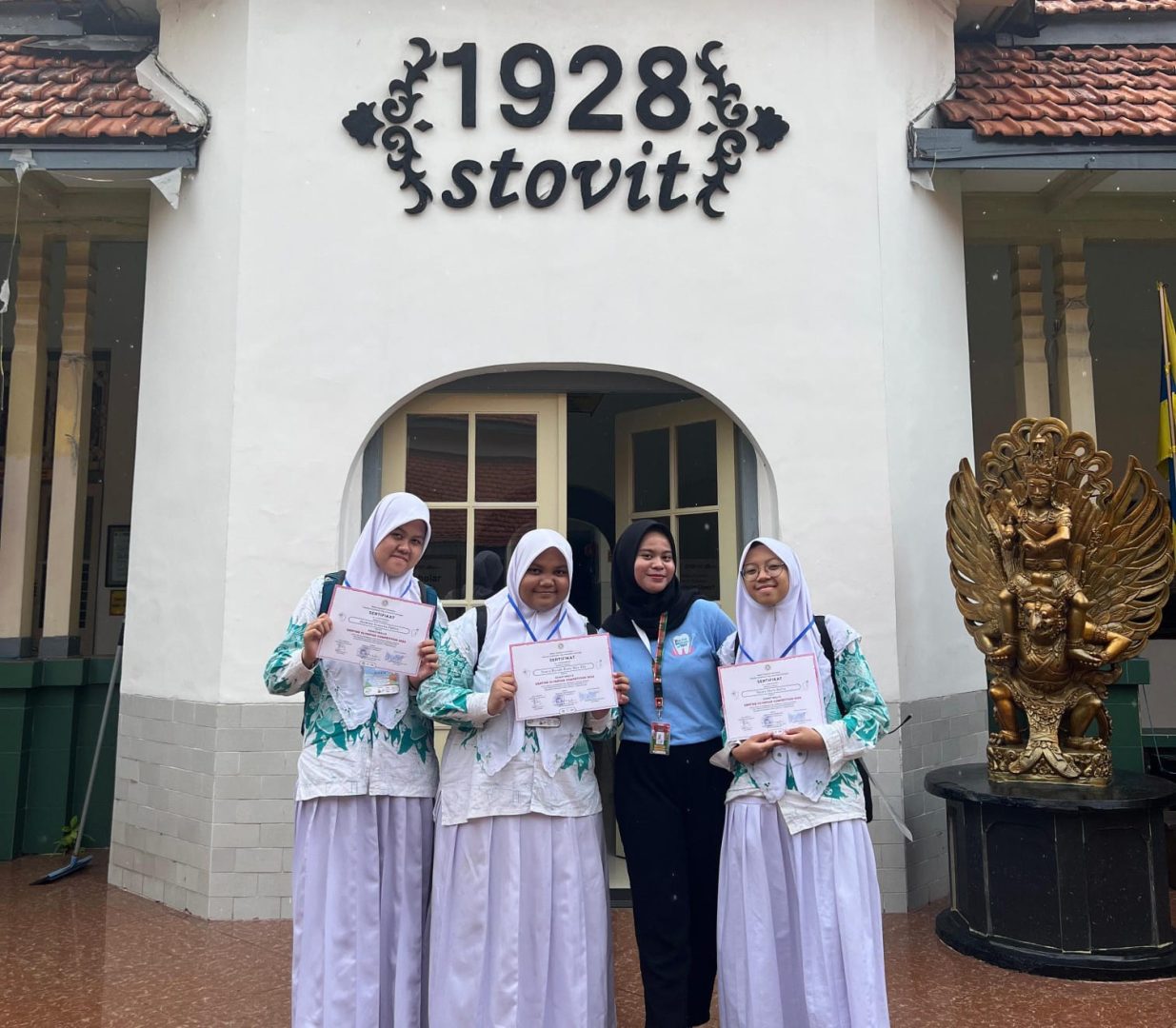 Naura Riyadh Rossi Mas Alis Dua Dari Kiri Usai Mengikuti Olimpiade Dentine Oleh Universitas Airlangga