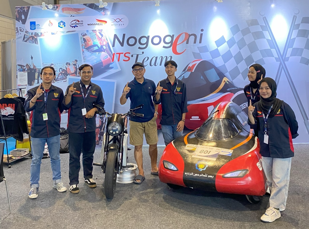 Tim Nogogeni Bersama Sekjen Ika Its Ahmad Thonthowi Djauhari Memakai Topi Saat Mengunjungi Pameran Periklindo Electric Vehicle Show Pevs 2024 Di Jakarta