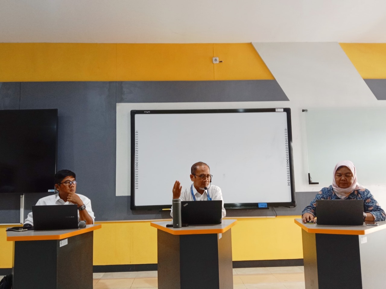 Dari Kiri Farid Kamal Muzaki Ssi Msi Aunurohim Ssi Dea Dan Dr Dra Dian Saptarini Msc Saat Melakukan Diskusi Bersama Mitra Sustainablue