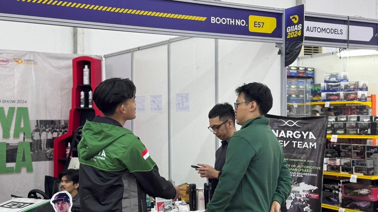 Salah Satu Anggota Tim Anargya Its Kiri Saat Memberikan Pemaparan Kepada Pengunjung Giias 2024