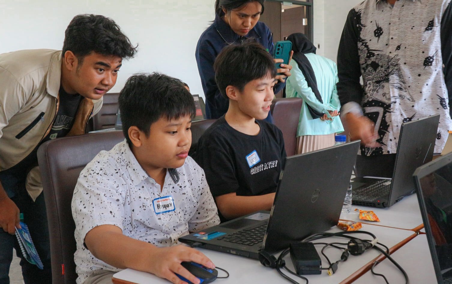 Tim Asteria Academy Saat Melakukan Pendampingan Semi Private Class Pada Anak Anak