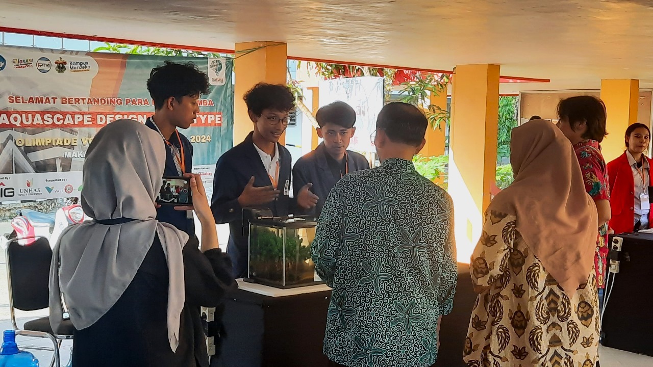 Tim Its Pada Kategori Aquascape Design Prototype Saat Menyampaikan Inovasinya Pada Final Olivia Ix 2024